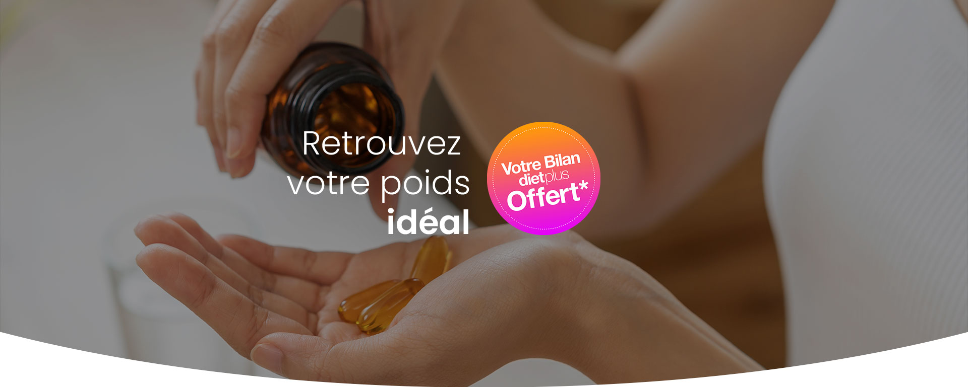 Femme qui prend des produits minceur naturels